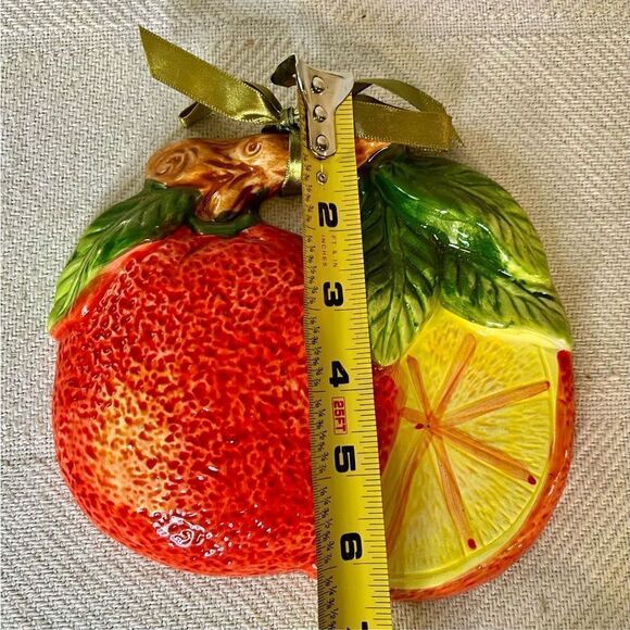 VINTAGE CERAMIC ORANGE FRUIT WALL HANGING WITH RIBBON TIE - Picture 5 of 6